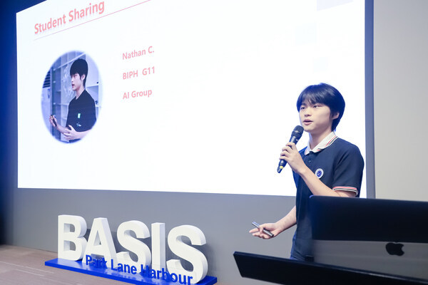 2024年11月，陈广宇在校内为同学们做学术分享