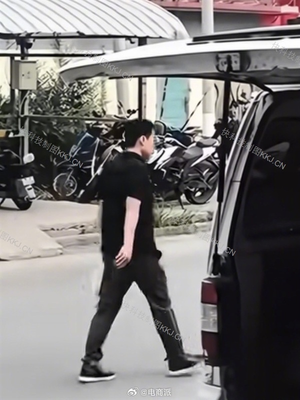 李想被偶遇上街买菜 手提塑料袋现身 网友直呼大佬接地气