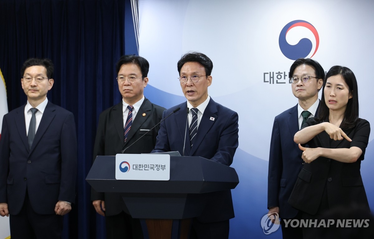 5月17日，韩国国务总理金民锡（中）发表言语。 韩联社