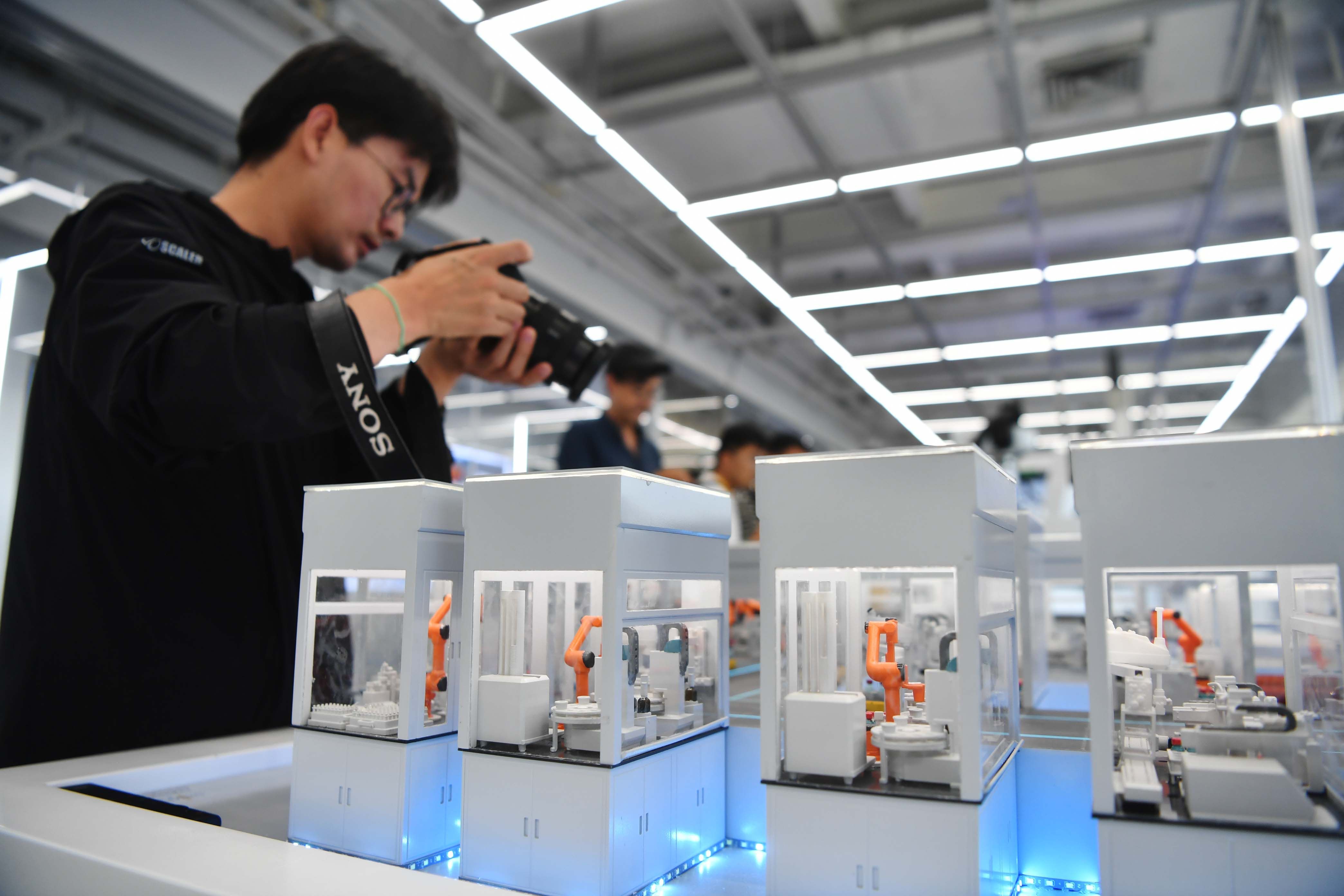 北京戴纳实验科技股份有限公司展示的黑灯实验室。新京报记者 吴婷婷 摄