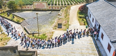 追寻红色回首 阐扬红色文化