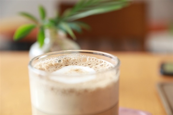 郑钦文夺冠霸王茶姬买一送一！小程序被挤爆：有门店超200杯待制作