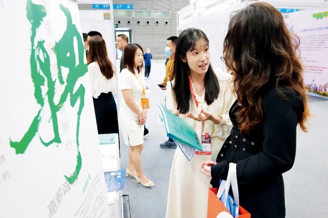 2023年4月15日，第十五届海归人才招聘会（春季）深圳现场。摄影/本刊记者 陈文