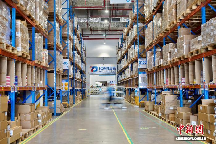 6月1日，在义乌综合保税区，拣货员奔走在货架间。董易鑫 摄