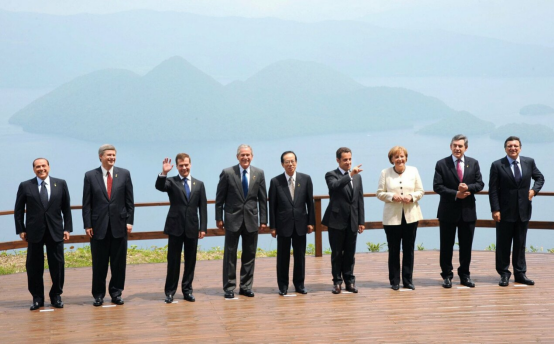 2008年7月，八国集团峰会在日本北海道洞爷湖举行，各国领导人合影留念。福田康夫站在正中间。（图源：共同社）