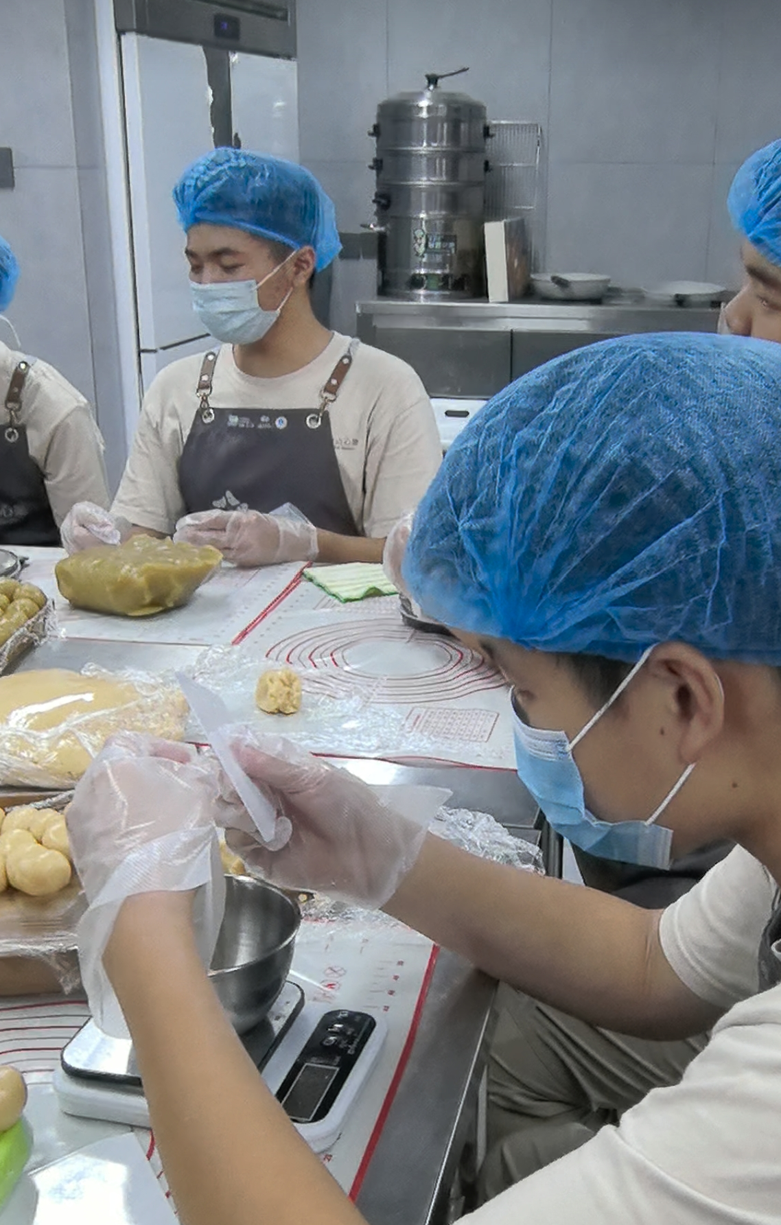 △孤独症孩子加急赶工制作月饼。