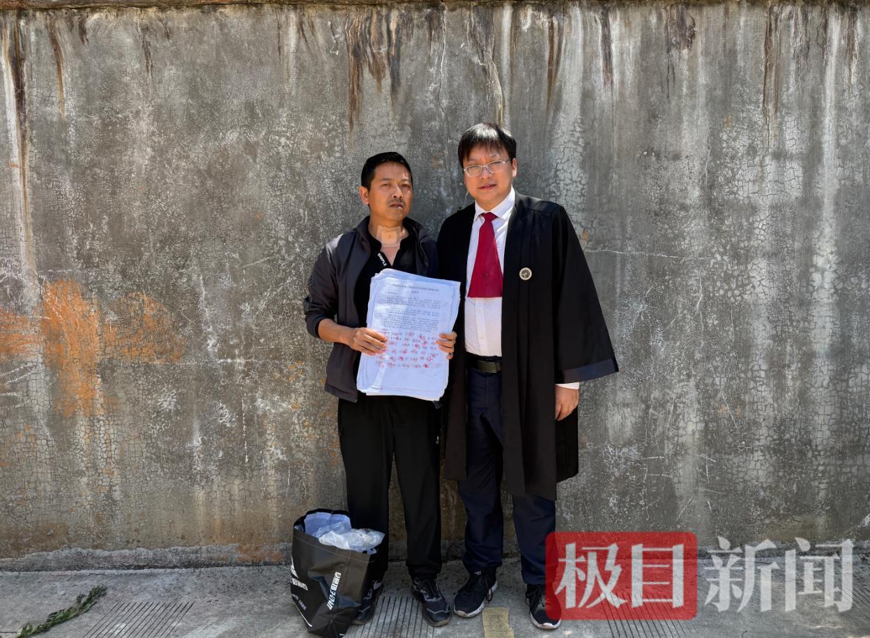 被害人父亲（左）和代理律师周兆成（右）在法院附近