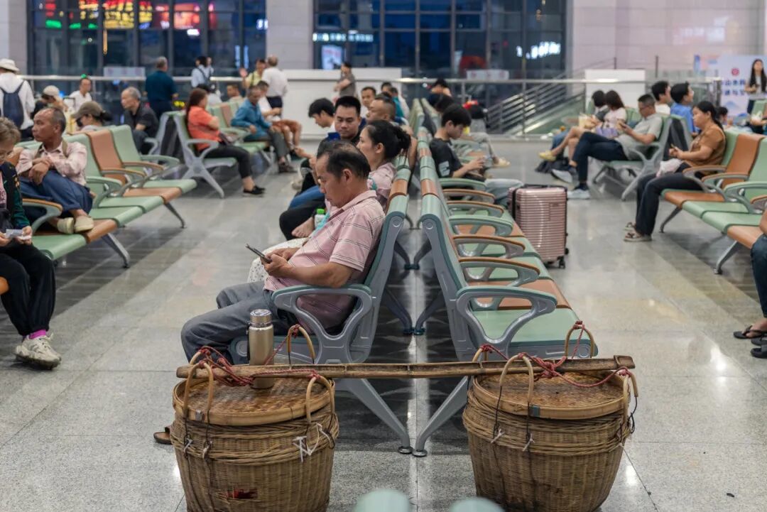 夜幕时分,果农在玉林站准备返程。