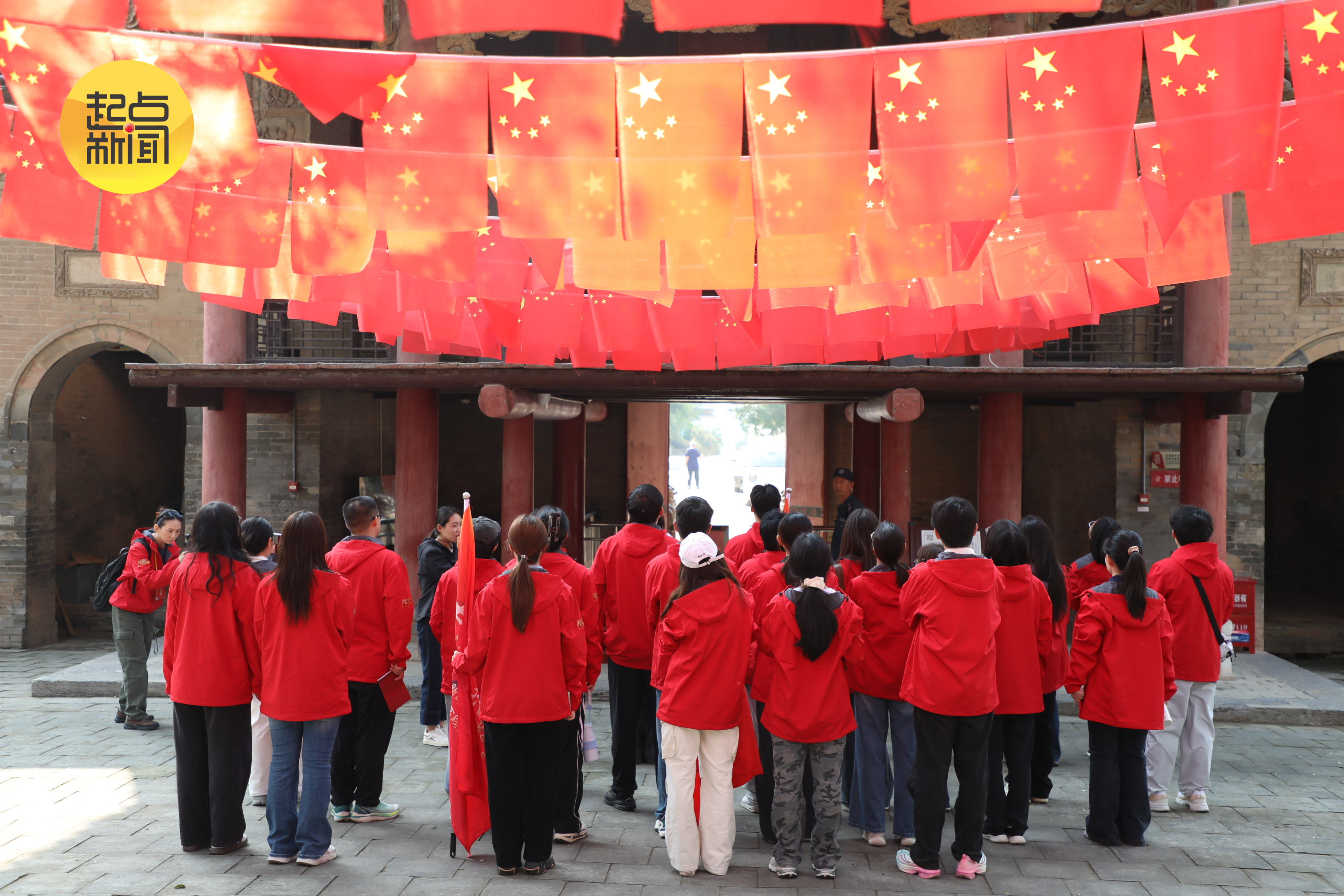 青年学子们在安吴青年训练班纪念馆参观