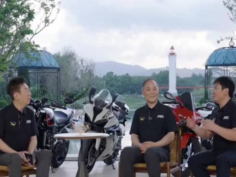 张雪上央视讲述研发发动机2025股票配资2025股票配资，不成功便不理发！