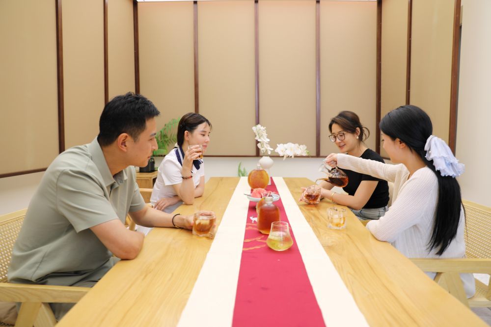 2025年7月15日，在安徽省黄山市屯溪区一处茶空间，游客在体验新中式茶饮。新华社记者 曹力 摄