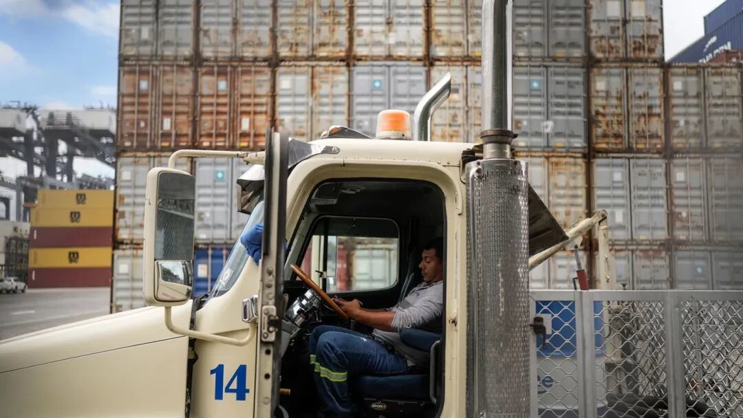 本月早些时候,一名工人在巴拿马运河巴尔博亚港的舱房里休息,旁边是集装箱,该港由CK Hutchison Holdings管理。