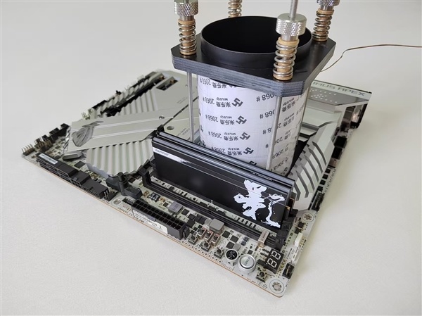 i9-14900KF液氦超至9.2GHz！中国高手刷新CPU频率记录