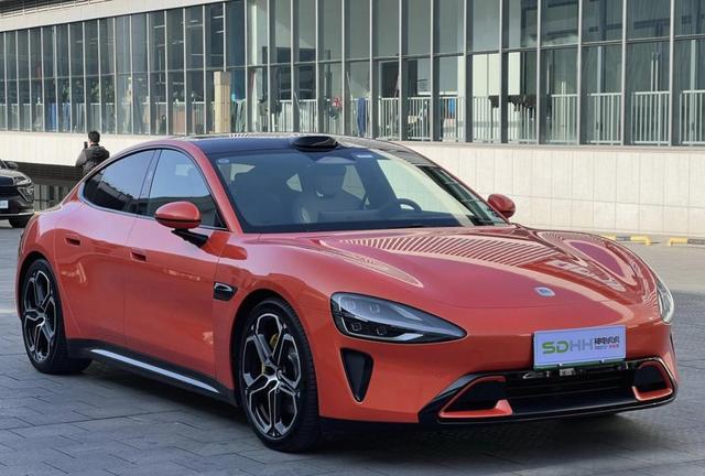 小米SU7车型定位为何尴尬，小米简单抄手机堆配置思路，忽略高端小众本质，我认为不可取-有驾