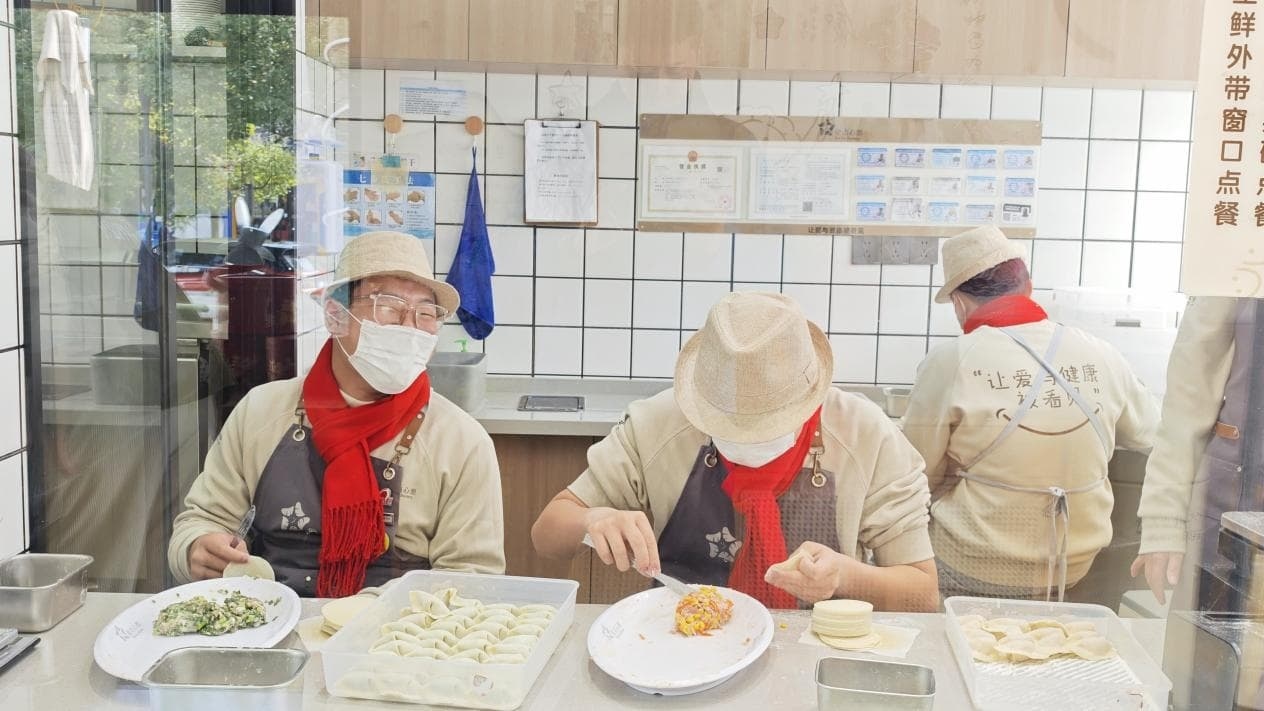 工作间包饺子的星青年们不时会开玩笑（记者江晓晨 摄）