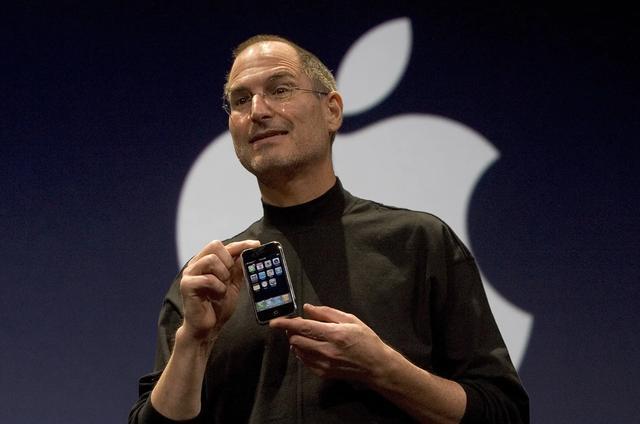 从车库到3万亿市值:苹果50年,8次变革重塑全球科技