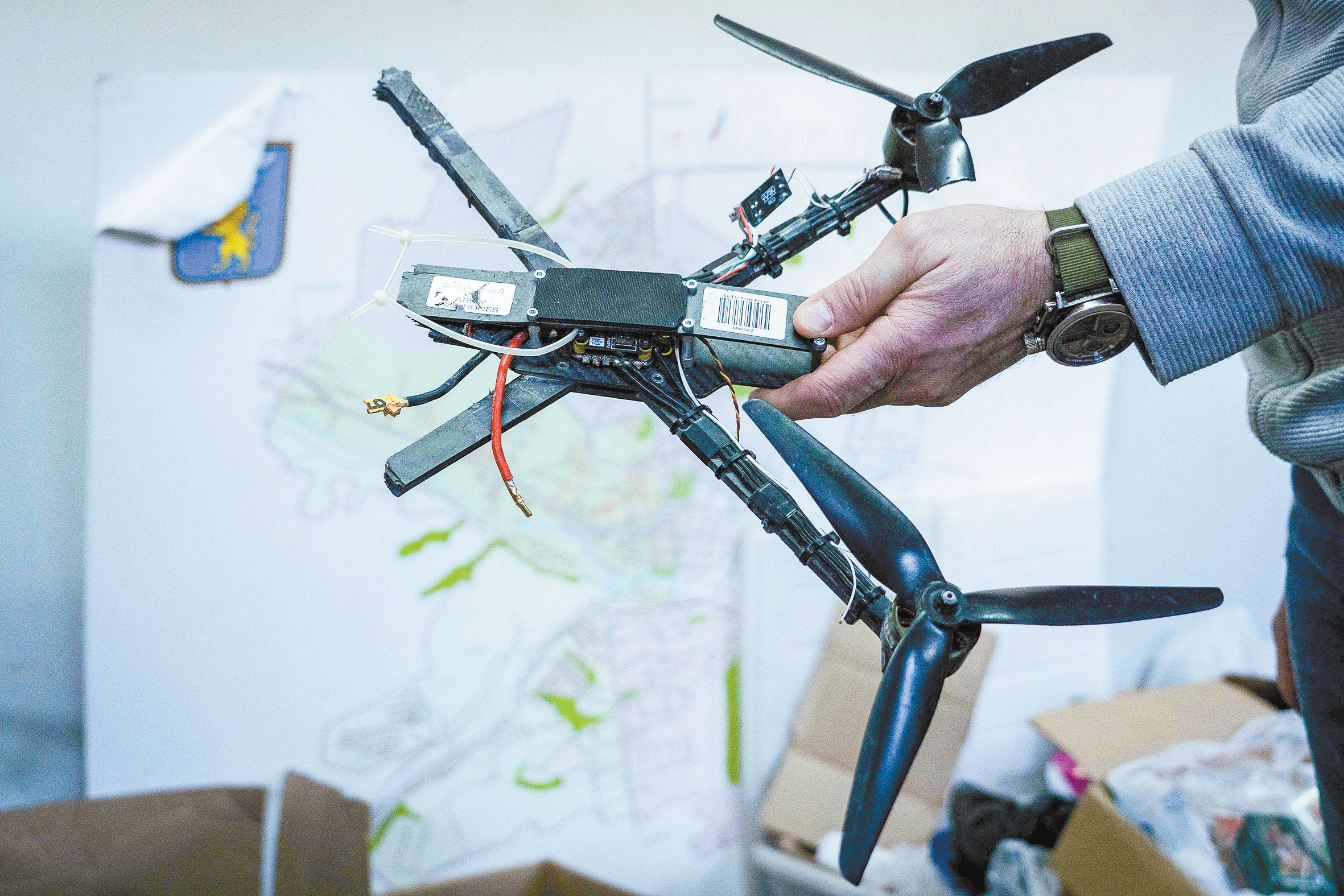 3月12日,俄罗斯别尔哥罗德,一名军事人员展示截获的乌克兰FPV无人机。(视觉中国)