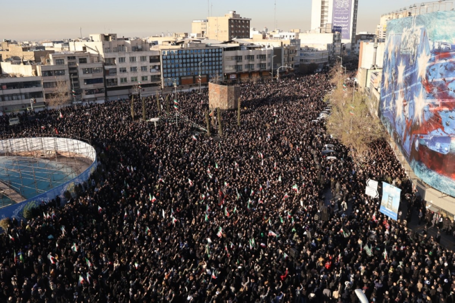 ◆伊朗首都德黑兰的人们聚集在广场,悼念最高领袖哈梅内伊。(图源:法新社)