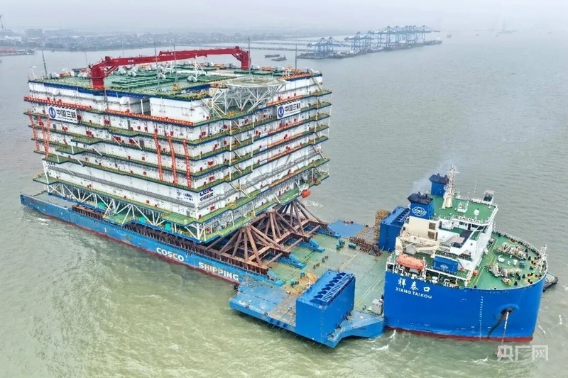 世界最大规模海上换流站“海风之心”在南通振华重装正式发运,运往广东阳江海上风电场(央广网发 许丛军 摄)