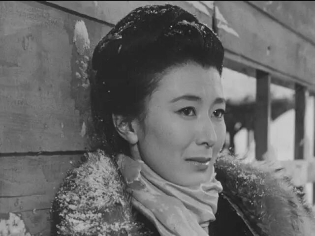 岸惠子在《雪国》中。