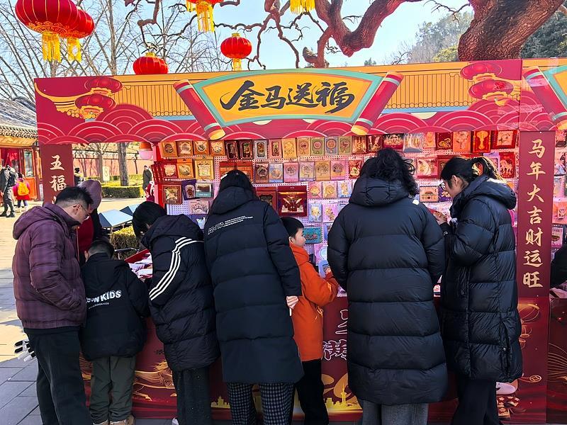 △市民游客逛景山公园