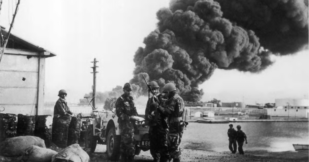1956年11月英法联军占领塞得港,埃及军队撤退前点燃港口油库