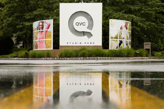 位于宾夕法尼亚州西切斯特的 QVC 办公大楼入口。