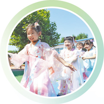 5月30日，河北省唐山市丰润区杨官林镇第一中心幼儿园，小朋友们在玩老鹰捉小鸡游戏。朱大勇摄（新华社发）