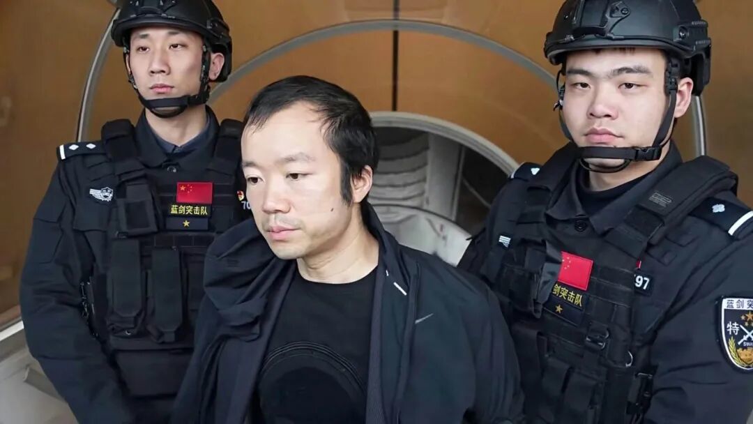 2026年1月7日，中國公安部派出工作組，將太子集團創辦人陳志，從柬埔寨押解回中國。中國公安指他是「重大跨境賭詐犯罪集團頭目」，並指他是中國籍人士。（中國公安部刑偵局影片截圖）