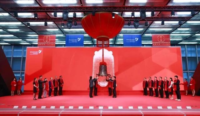 企业在证券交易所举行上市敲钟仪式