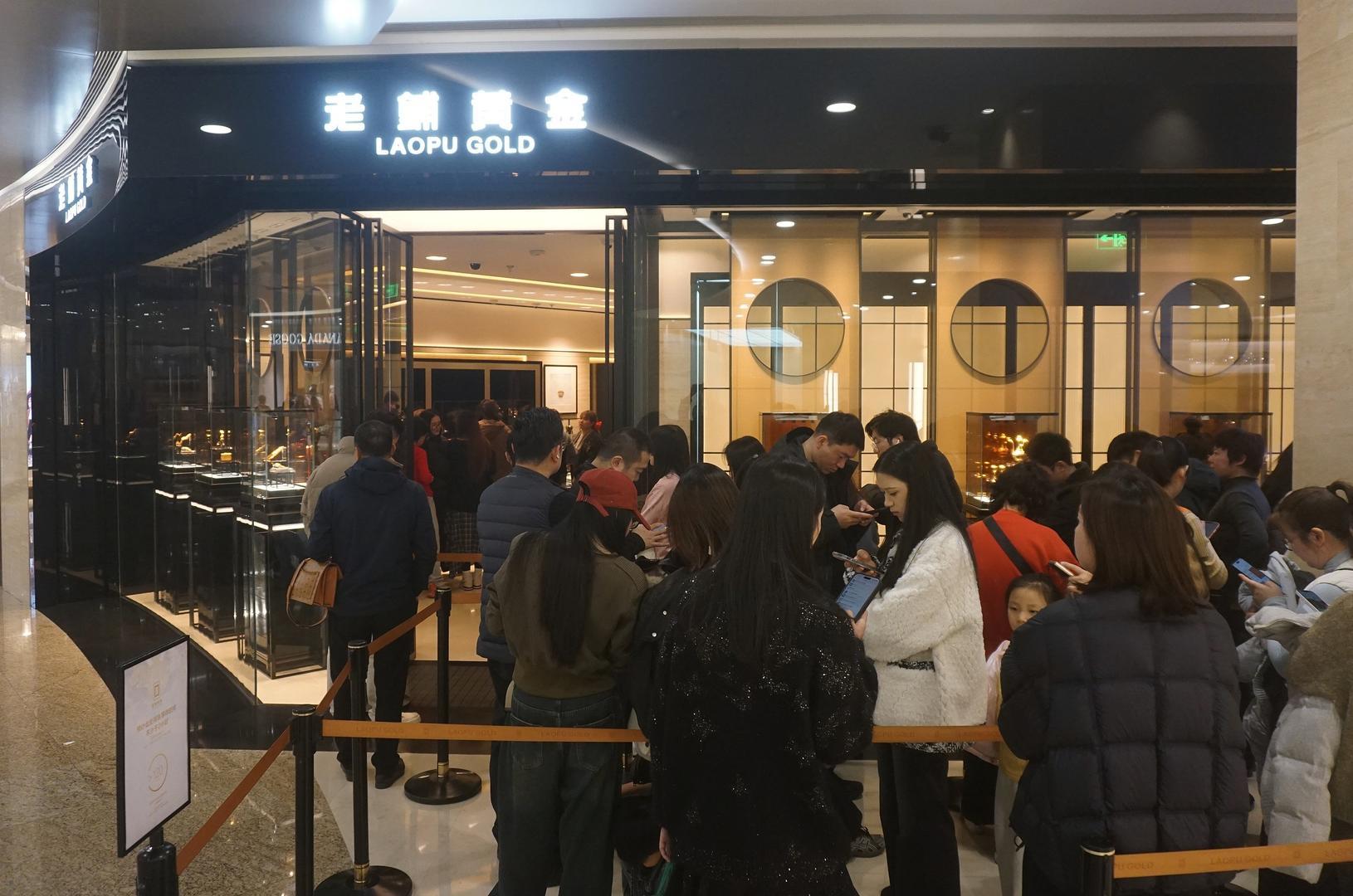 ▲杭州一金店,顾客排队等待购买黄金首饰 图据视觉中国