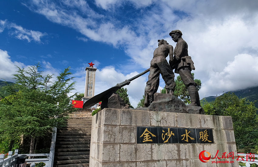 红军长征过丽江纪念馆内的纪念碑和雕塑。人民网记者 符皓摄