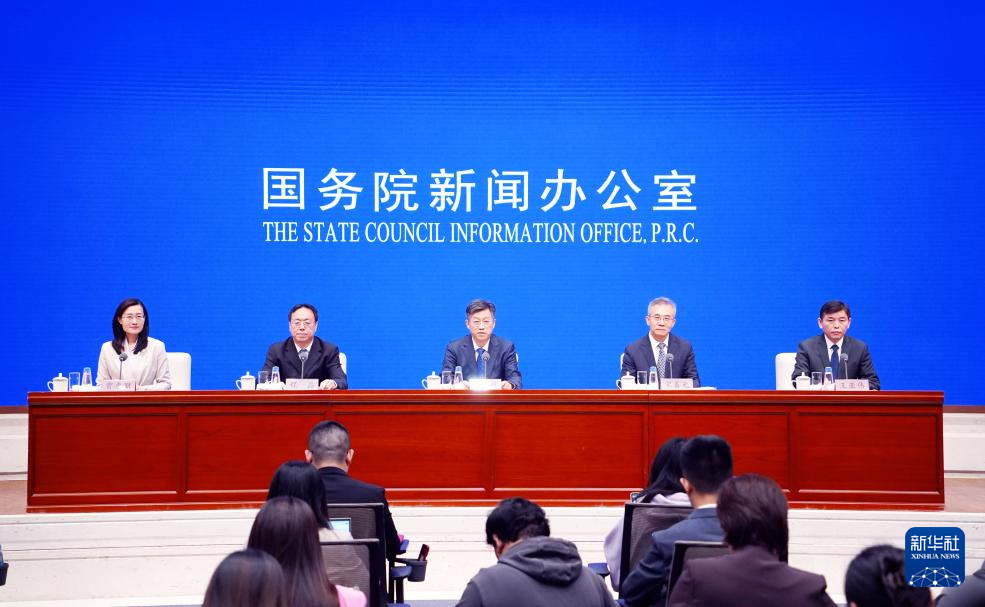 4月28日，国务院新闻办公室举行“开局起步‘十五五’”系列主题新闻发布会，中国气象局局长陈振林，中国气象局副局长宋善允，中国气象局规划财务司司长程磊，中国气象局新闻发言人、减灾服务司司长王亚伟介绍加快推进气象高质量发展、高质效服务国家服务人民、保障经济社会发展有关情况，并答记者问。 新华社记者 潘旭 摄