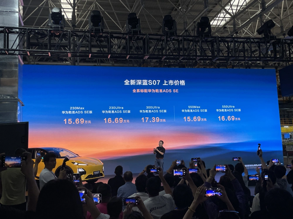 深蓝S07凭13.99万起性价比，稳居家用 SUV 第一梯队