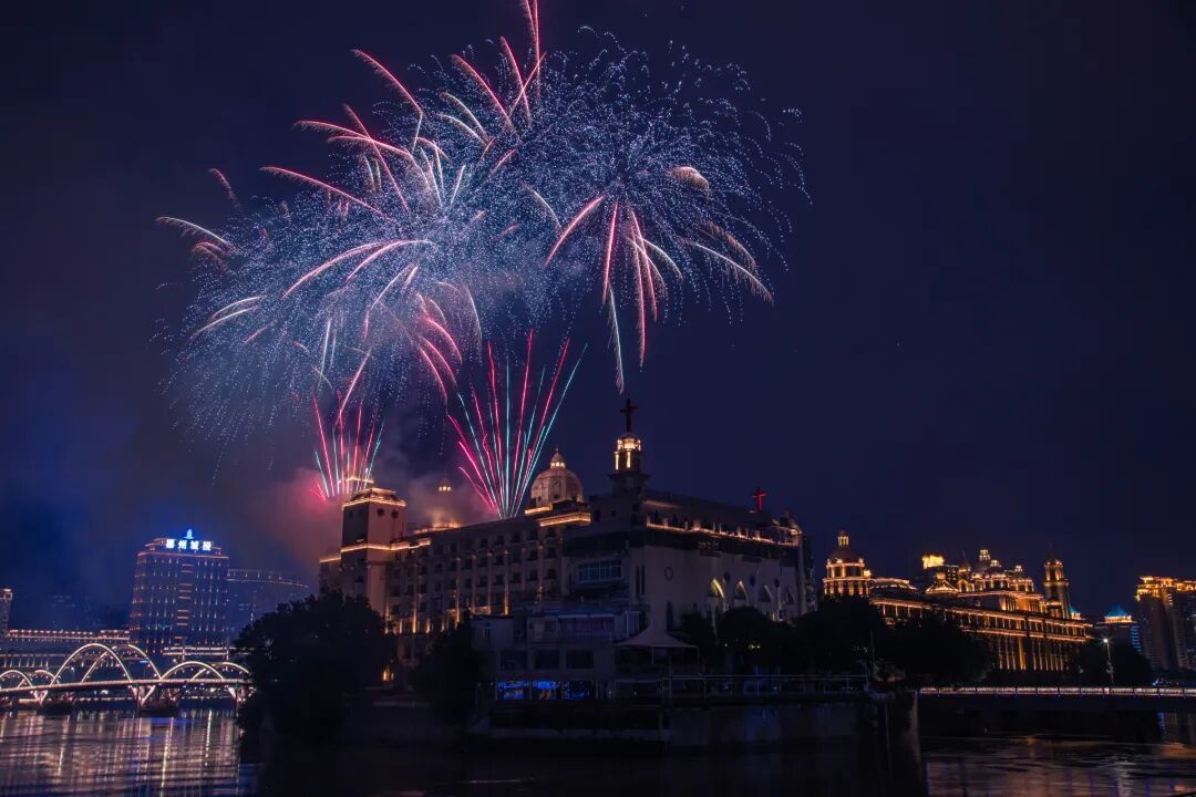 摄图网_507607242_城市夜景烟花新年烟花秀_(企业商用).jpg