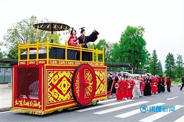 海昏侯国遗址公园室外活动精彩纷呈,游客可在参与互动中沉浸式感受汉代礼仪与民俗文化的独特魅力。洪观新闻记者 熊金标 刘铭/图