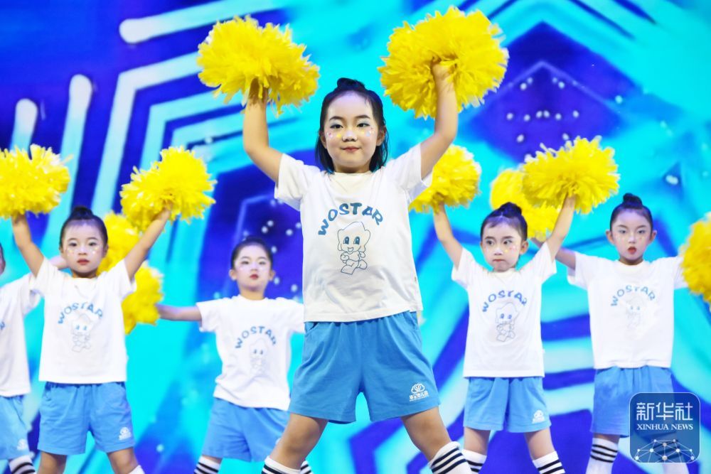 ↑ 5月30日,小朋友们在云南省蒙自市华星幼儿园开展的“健康成长 与美同行”庆“六一”文艺展演活动上表演节目。新华社发(薛莹莹摄)