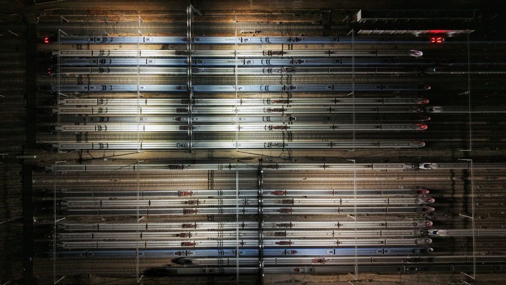 ↑ 这是1月25日凌晨在昆明车辆段昆明南动车运用所拍摄的动车组列车(无人机照片)。新华社发(杨紫轩摄)