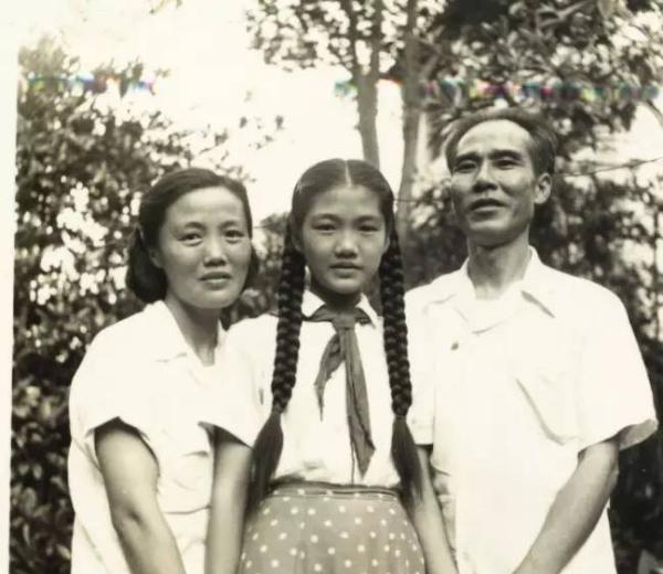 1955年，贺小平与父母在上海泰安路家中
