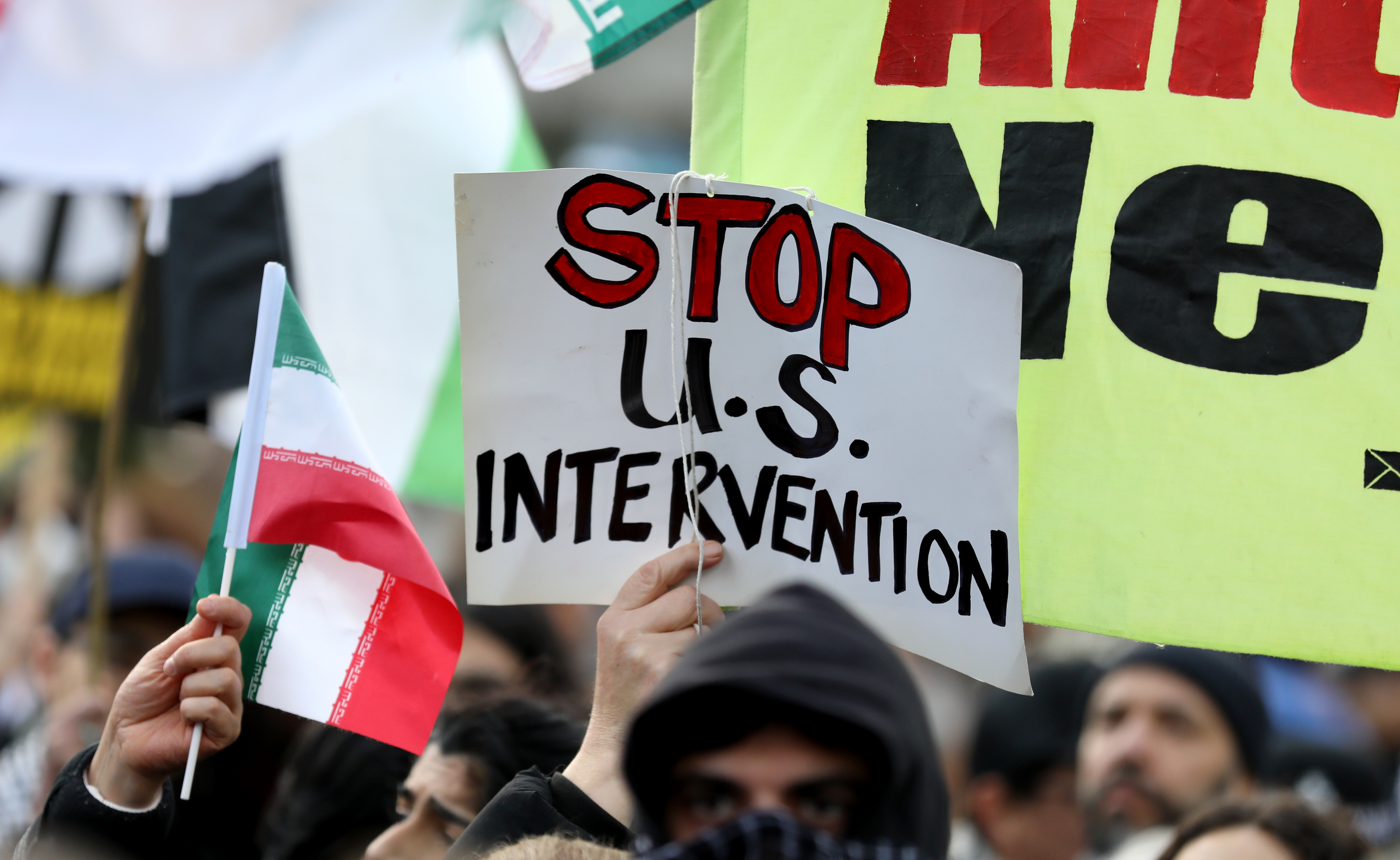 2月28日,民众在英国伦敦议会广场举行示威,抗议美国和以色列军事打击伊朗。新华社记者 李颖 摄