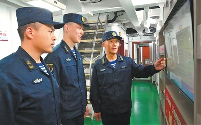王涛(右一)与官兵进行交流。 温子东摄