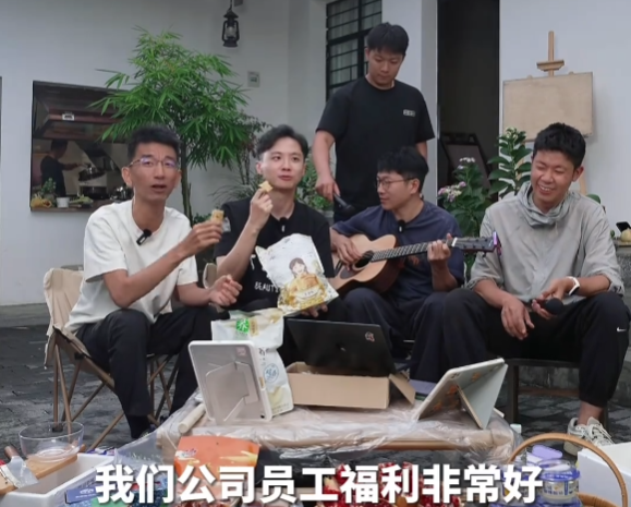 ▲孙东旭介绍公司福利（图/视频截图）