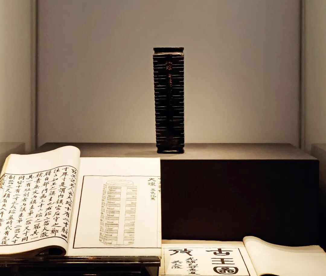 晚清著名藏家吴大澂旧藏的高节琮和其著作《古玉图考》。供图/良渚博物院