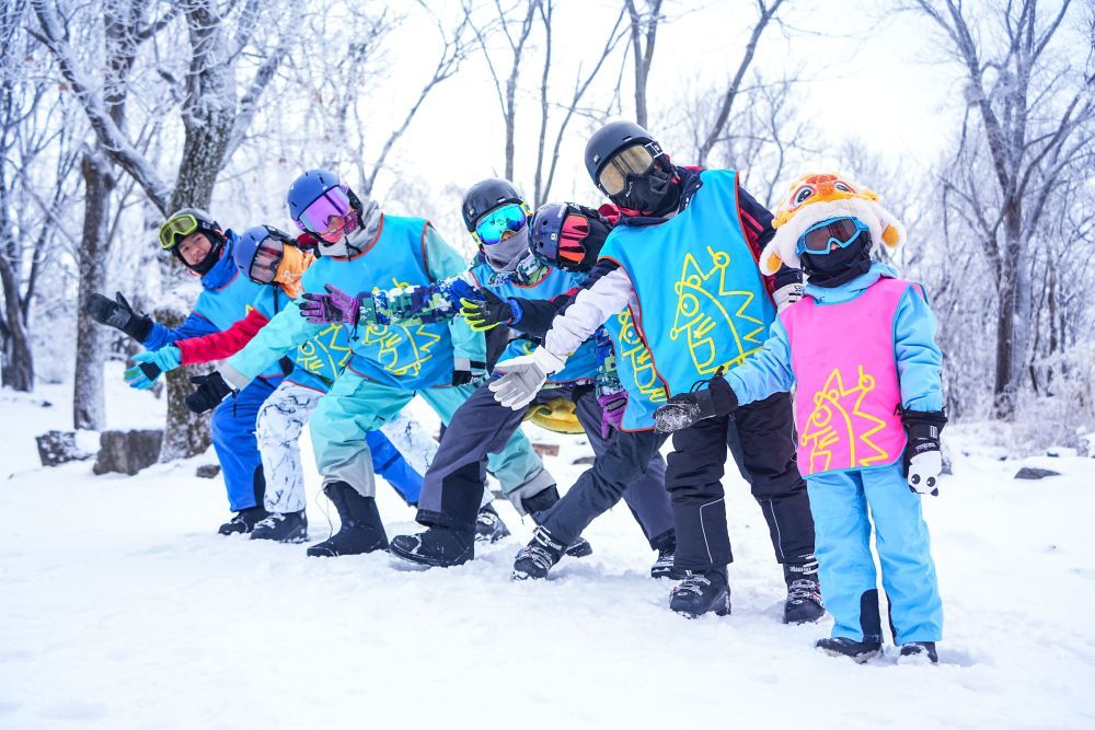 滑雪冬令营学员在中旅松花湖度假区合影。新华社发