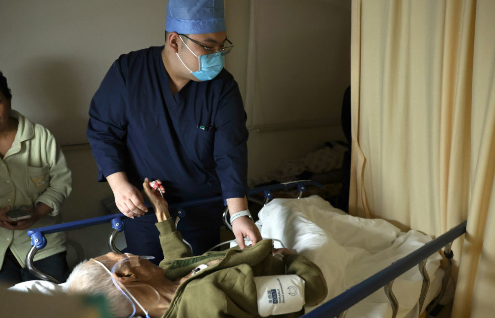 2月5日21时许，急诊科护士在抢救室查看患者情况。