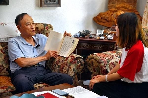 开国上将李天佑之子李亚滨(左一)向北京城市学院师生讲述父亲的往事。张泽阳供图