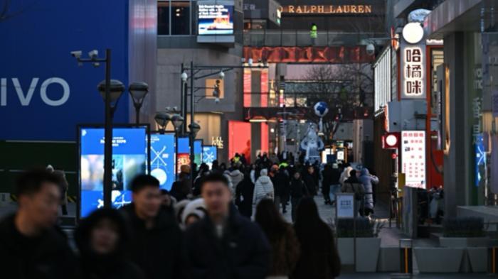 民众在北京三里屯逛街购物。中新社记者 赵文宇 摄