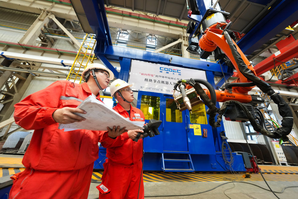 在海油工程天津智能制造基地，工程师正在调试设备。（海油工程供图）
