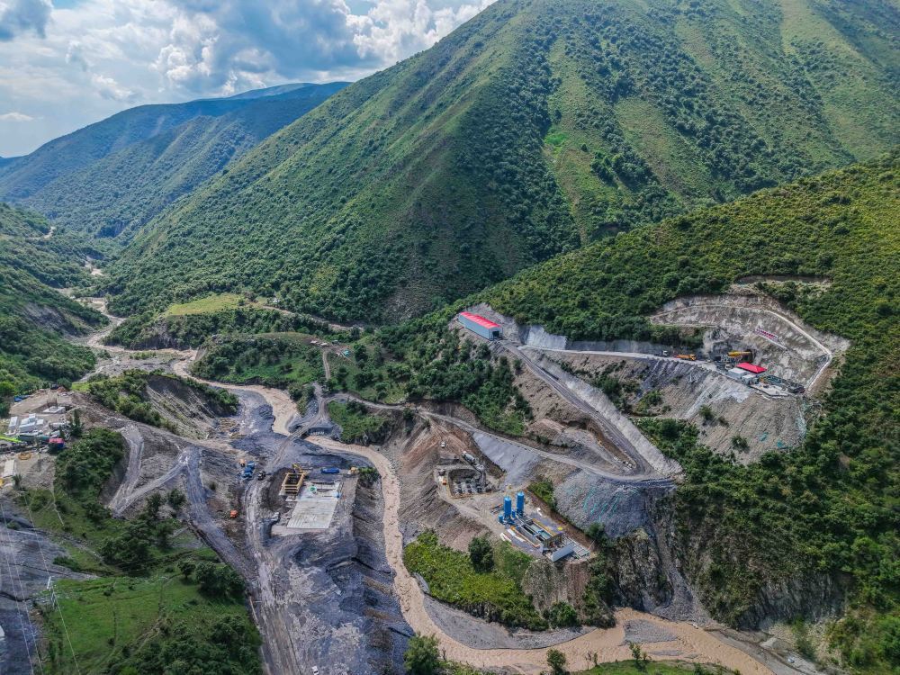 ↑这是6月21日拍摄的中吉乌铁路乌鲁姆巴希5号特大桥工程现场。