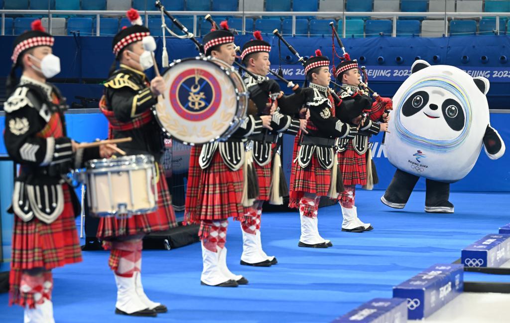 2022年2月19日,“冰墩墩”在北京冬奥会男子冰壶金牌赛开赛前热场助兴。新华社记者 李贺 摄